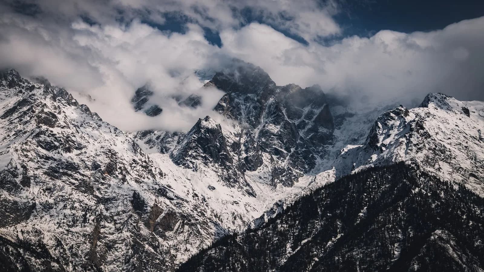 Himalayan peaks under snow